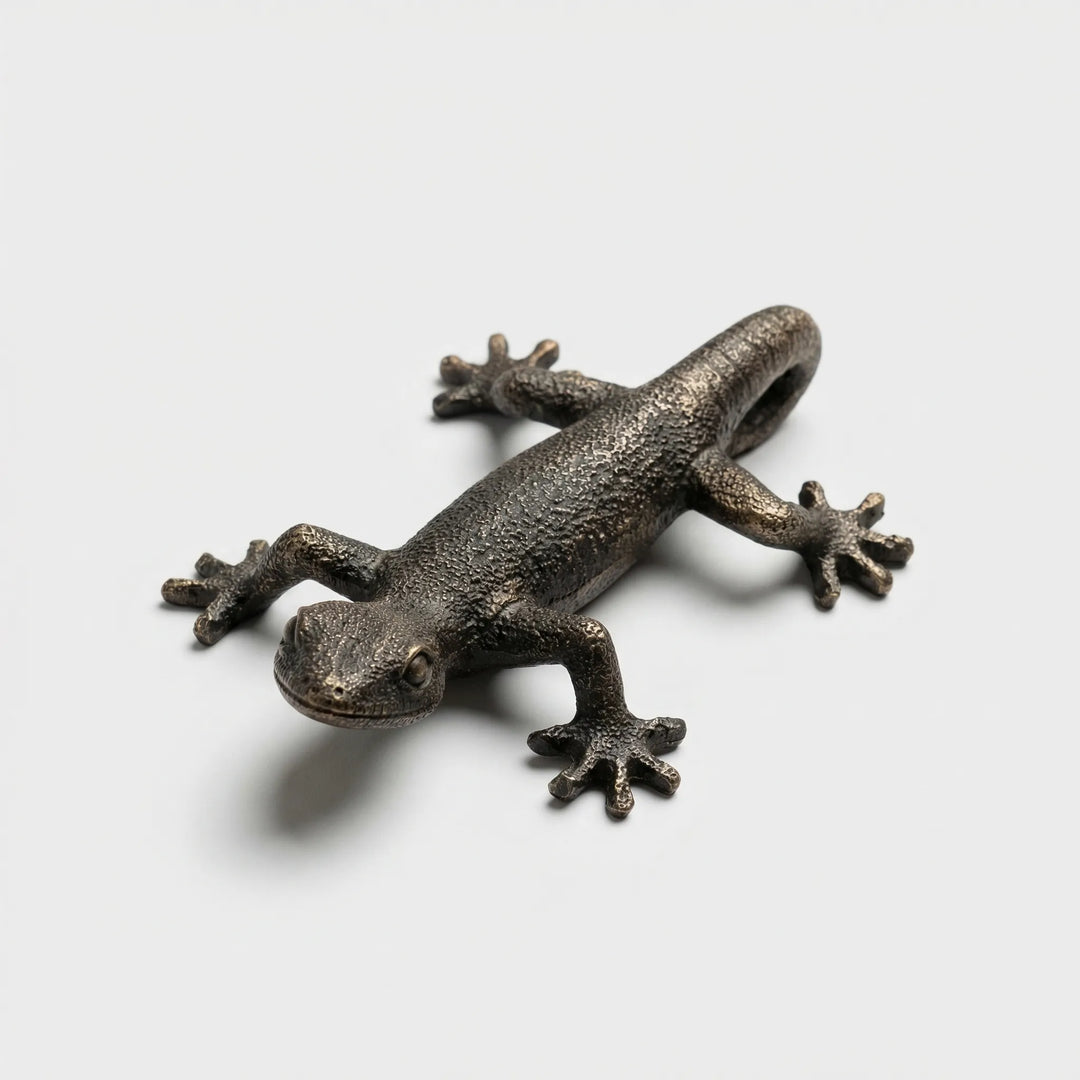 Detailreiche Gecko Wanddekoration schwarzbraun, hängend; wetterfeste Gartenfigur für den Außenbereich.