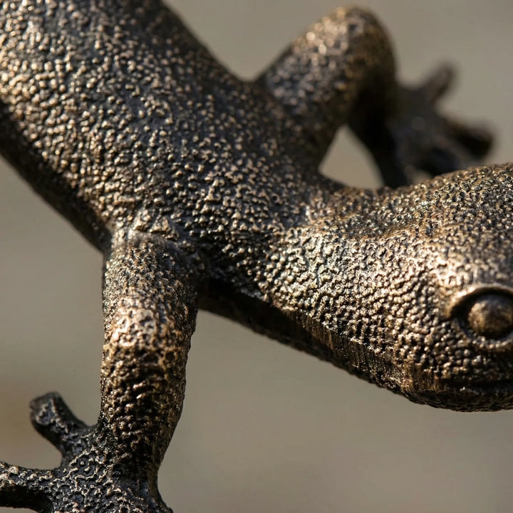 Charmante schwarzbraune Gecko Gartenfigur als Wanddeko, ein einzigartiges Gartenaccessoire für außen.