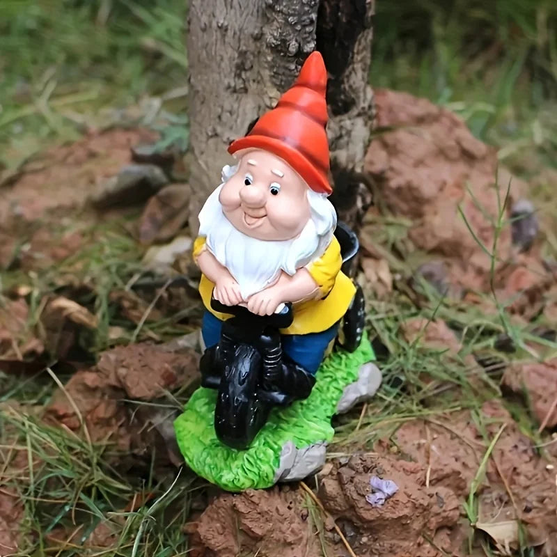 Kreative Gartendekoration: Gartenzwerg auf Dreirad mit Blumenkübel. Eine lustige, wetterfeste Outdoor-Figur.