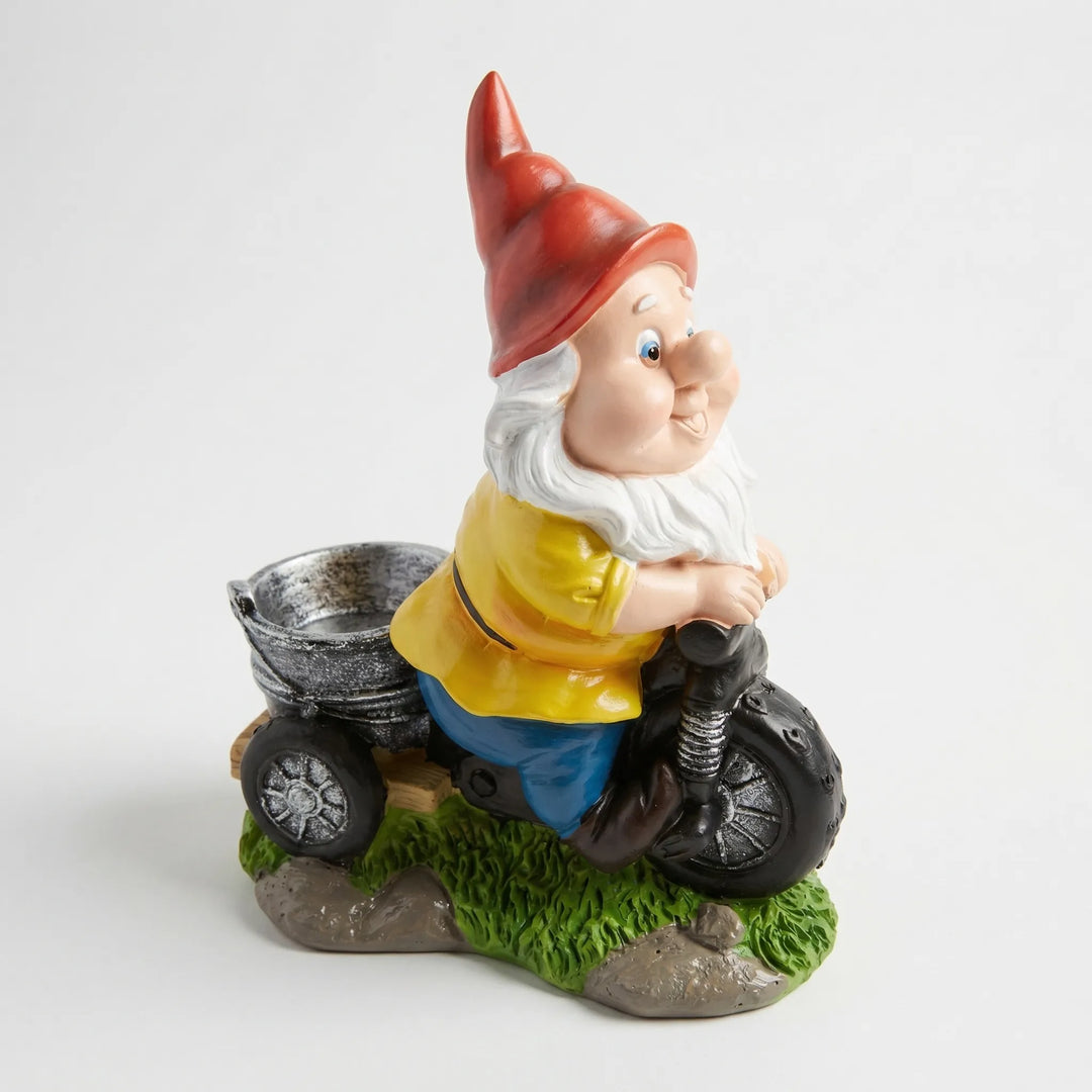 Detailreicher Gartenzwerg auf Dreirad mit integriertem Blumenkübel. Ideale wetterfeste Gartenfigur.
