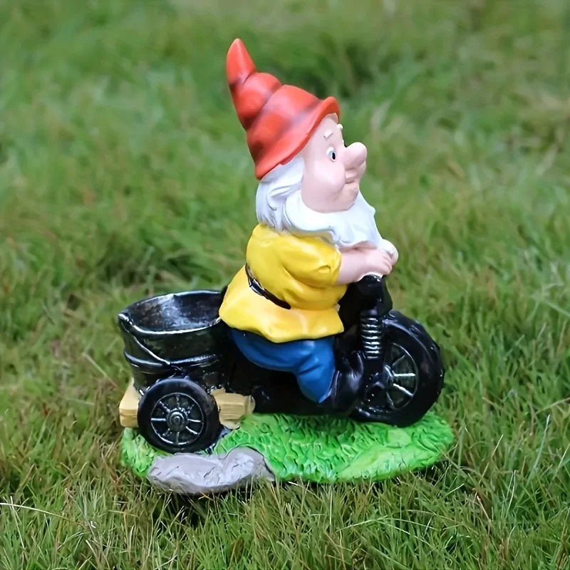 Humorvolle Gartenfigur: Gartenzwerg auf Dreirad mit Blumenkübel. Aus wetterfestem Resin für draußen.