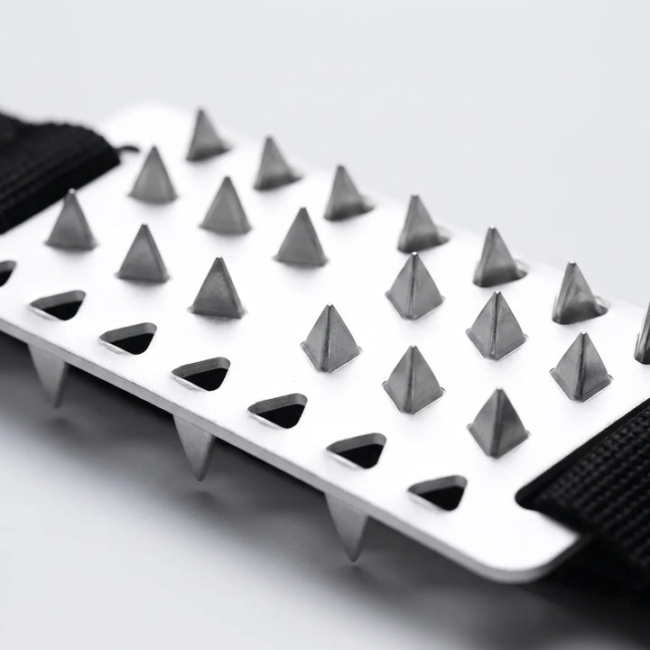 Verstellbare Unisex-Schuhkrallen mit effektivem Grip für Schnee und Eis, ideales Zubehör für sichere Winterwanderungen.