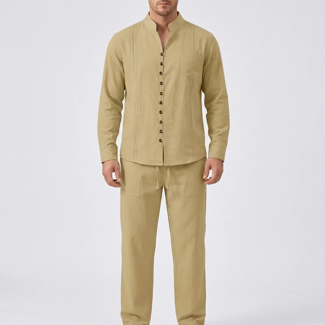 Sommerliches Herren Outfit: Atmungsaktives Hemd mit Kubanischem Kragen & passende Hose für stilvolle Freizeit.