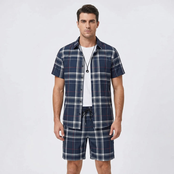Sommerliches Herren-Set: Atmungsaktives Kurzarmhemd und komfortable Shorts für Freizeit.