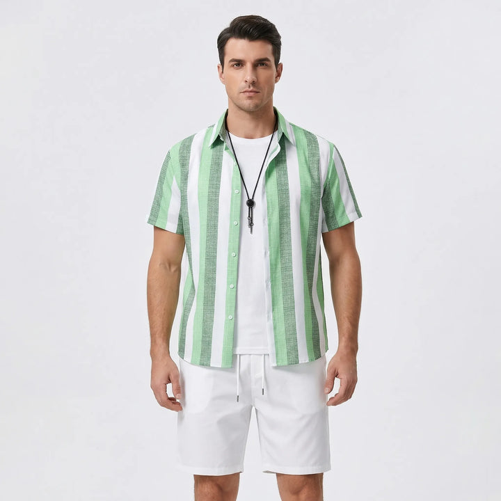 Herren Sommer-Look: Entspannter Zweiteiler mit Havano Kurzarmhemd & passenden Shorts.