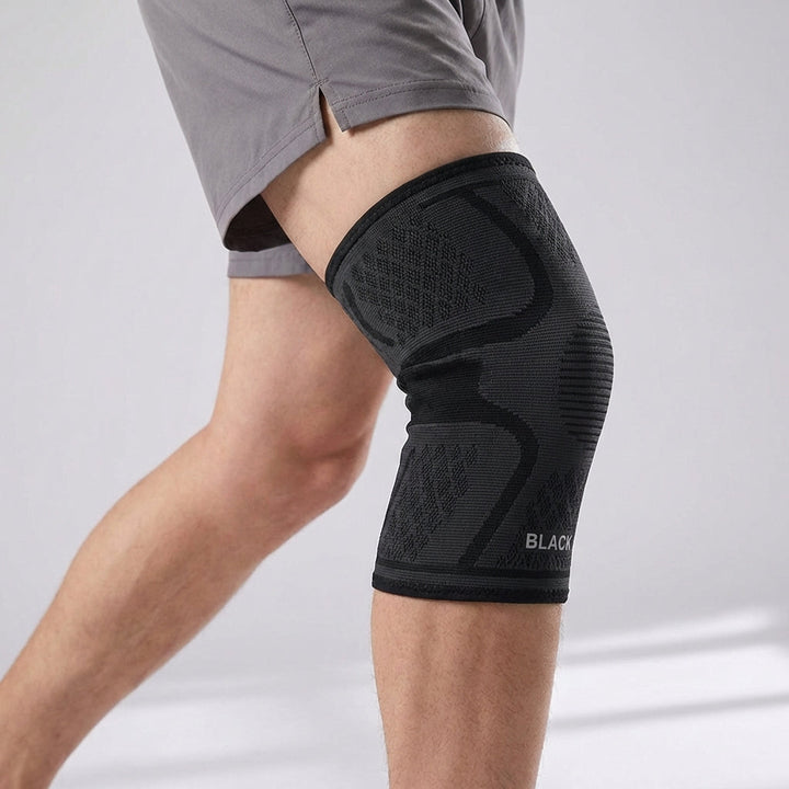 Unisex Kniebandage in modernem Design. Flexibel, atmungsaktiv & angenehm zu tragen. Optimaler Gelenkschutz.
