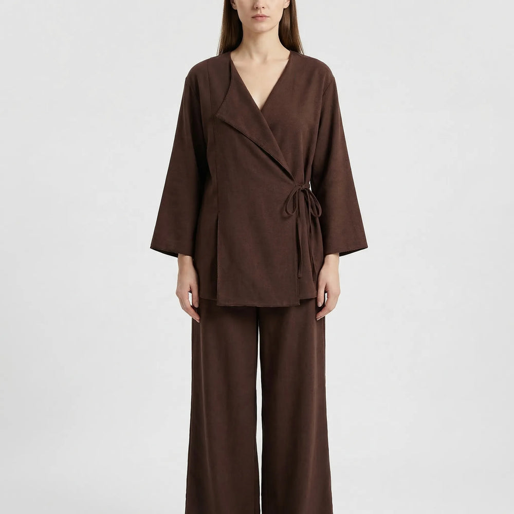 Modisches Damen Schnürtop im Kimono-Stil, ideal kombiniert mit fließender weiter Hose für Freizeit.
