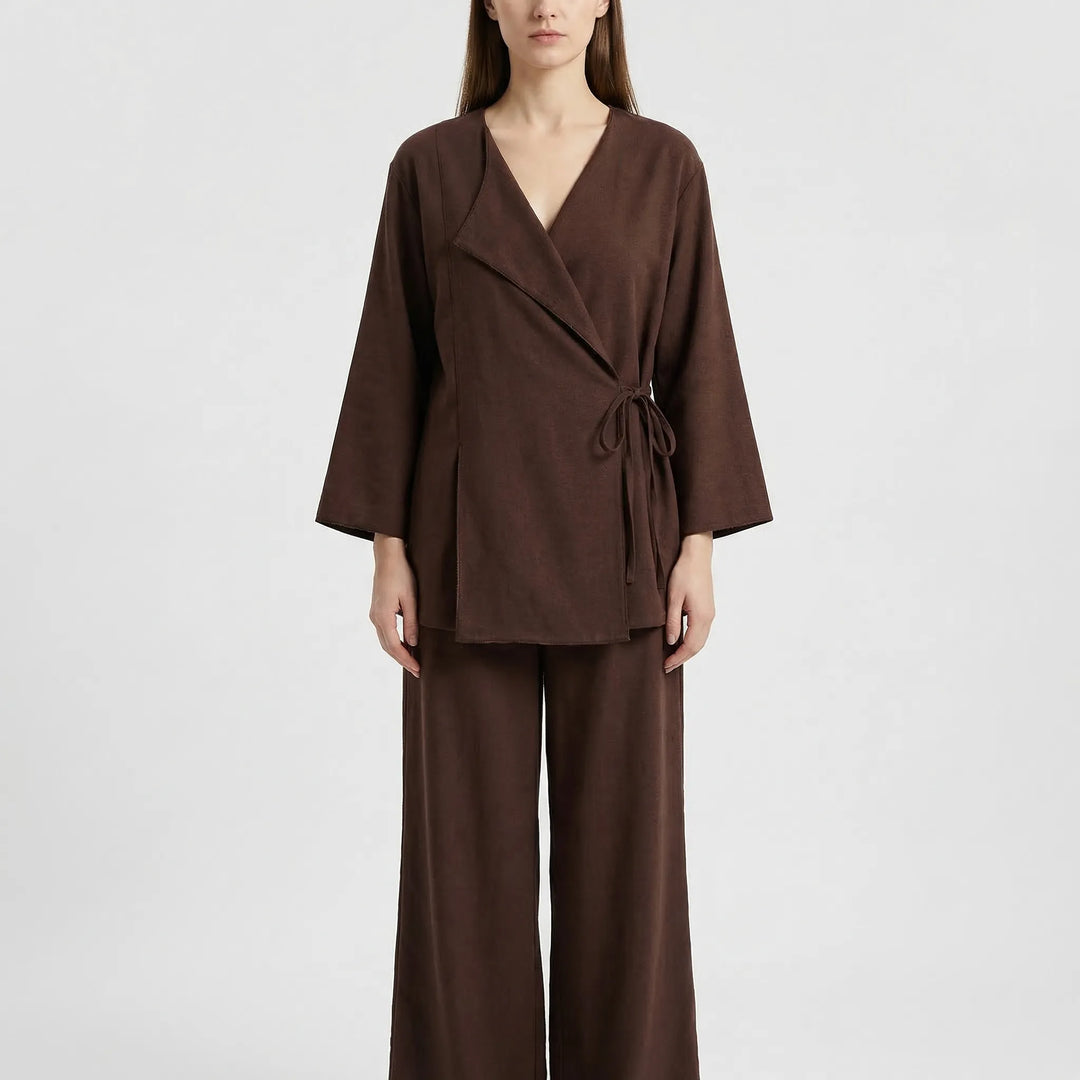 Modisches Damen Schnürtop im Kimono-Stil, ideal kombiniert mit fließender weiter Hose für Freizeit.