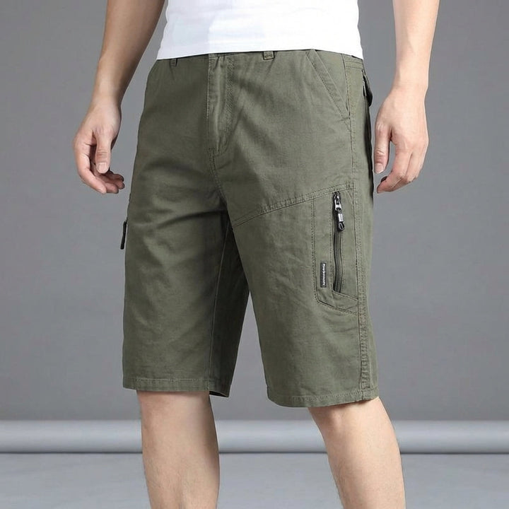 Robuste Herren Cargo Shorts in Beige, strapazierfähig & bequem, ideal für Outdoor-Aktivitäten.