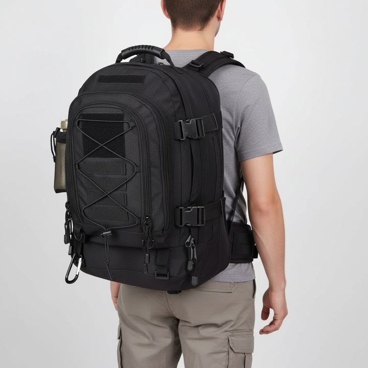 Detaillierte Ansicht des Molle Systems am taktischen Rucksack, ideal zur Befestigung von Outdoor-Ausrüstung & Zubehör.