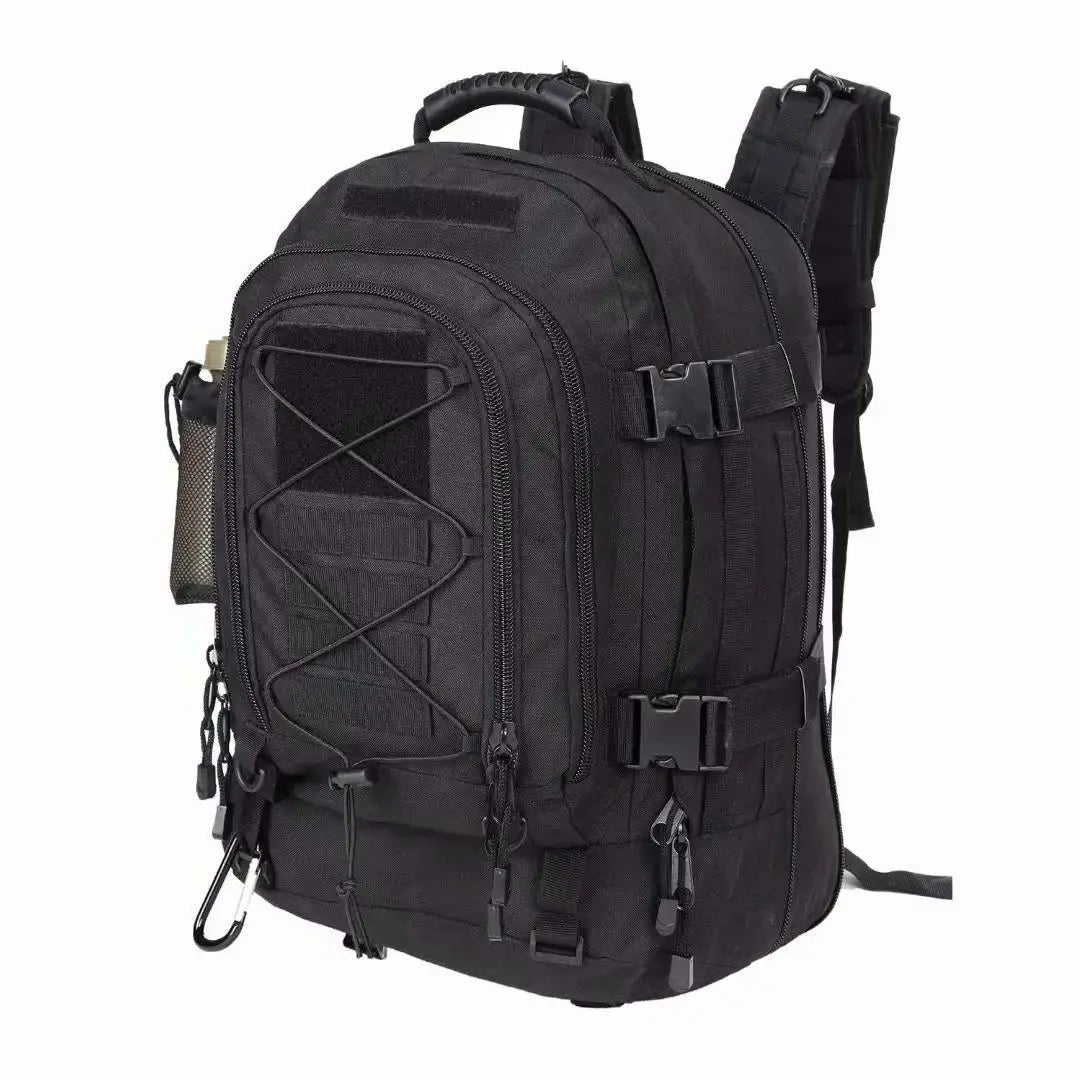 Unisex Wanderrucksack: Person trägt großen taktischen Rucksack beim Trekking, zeigt bequeme Passform & Robustheit.