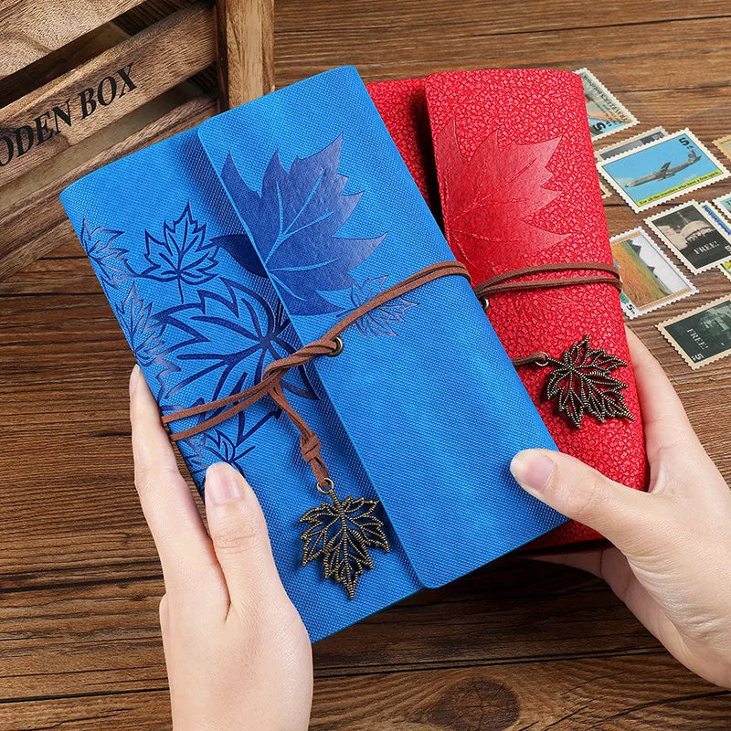 Hand hält das kompakte Vintage Notizbuch aus PU Leder, ideal als portables Reisetagebuch unterwegs.