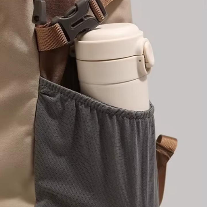 Robuster beiger 40 Liter Outdoor-Rucksack, wasserdicht & strapazierfähig, ideal für Trekking-Touren.