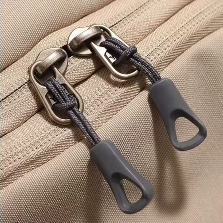 Beiger 40L Wanderrucksack von der Seite mit praktischen Außentaschen, leicht, wasserdicht & unisex.