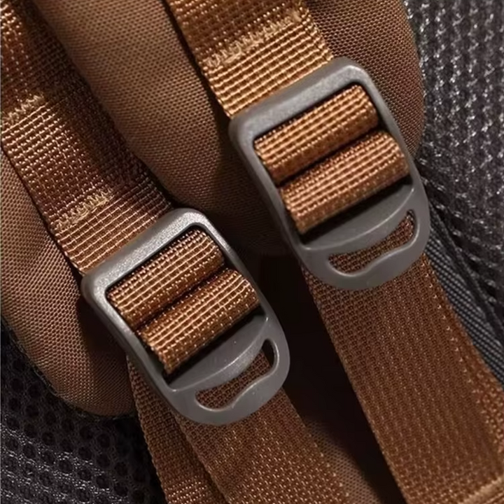 Leerer beiger 40 Liter Wanderrucksack, leicht, wasserdicht, ideal als Reisegepäck oder Tagesrucksack.