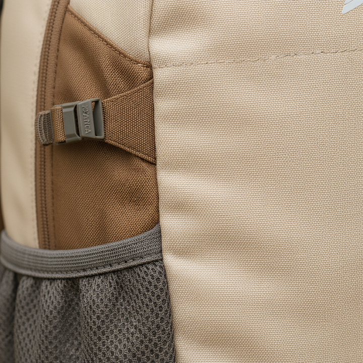 Ultraleichter 40L Trekkingrucksack in Beige, wasserdicht, mit bequem gepolsterten Trägern für Komfort.