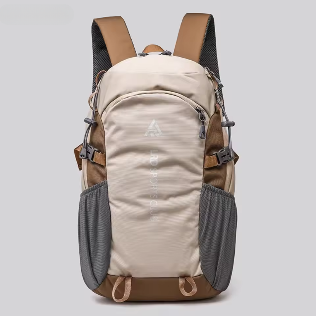Detailansicht der gepolsterten Schultergurte des beigen 40L Wanderrucksacks, unisex & bequem.
