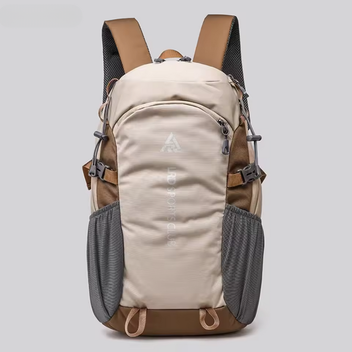 Detailansicht der gepolsterten Schultergurte des beigen 40L Wanderrucksacks, unisex & bequem.