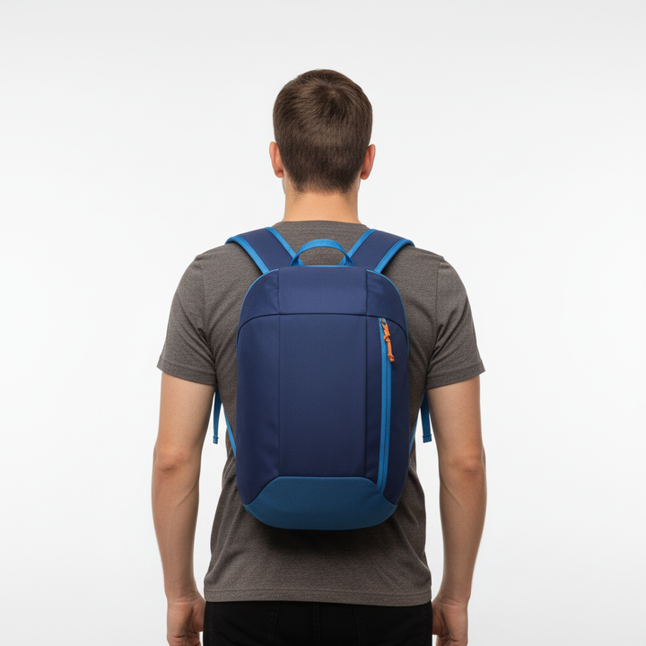 Hochwertige Reißverschlüsse und Details am kompakten Alltag-Rucksack, für Langlebigkeit konzipiert.