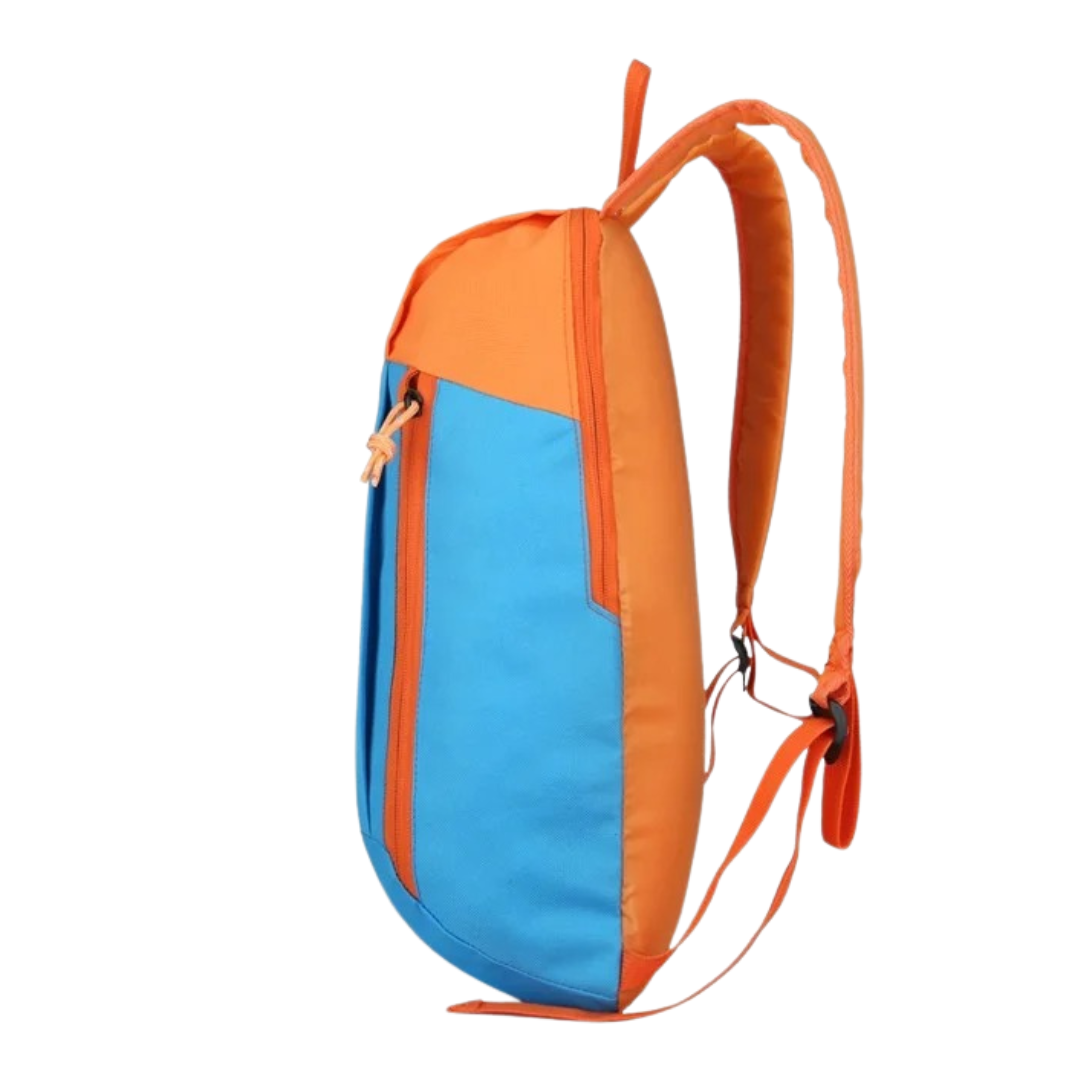 Kompakter Reise-Tagesrucksack neben Reisepass und Karte, bereit für das nächste Abenteuer.