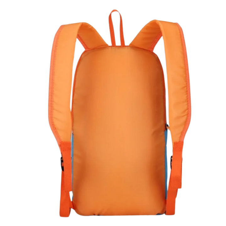 Der praktische Tagesrucksack mit Laptop, Flasche und Büchern im geräumigen Hauptfach.