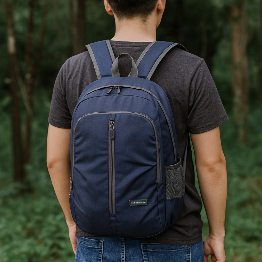 Entfalteter, geräumiger Unisex Faltrucksack, mit praktischen Seitentaschen für Trinkflaschen & Regenschirm.