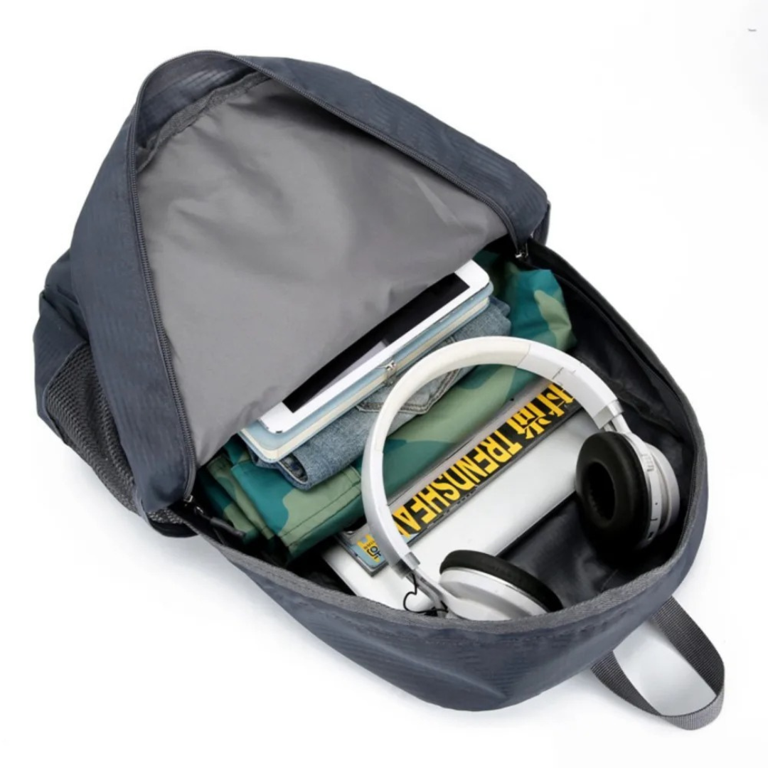 Unisex Wanderrucksack, faltbar, Detailansicht der wasserabweisenden Reißverschlüsse für Sicherheit.