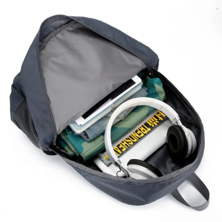 Unisex Wanderrucksack, faltbar, Detailansicht der wasserabweisenden Reißverschlüsse für Sicherheit.