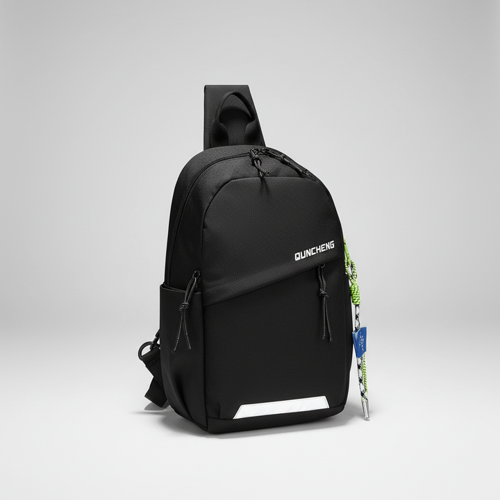 Schlanke Umhängetasche Waylen von der Seite, kompaktes Design aus robustem Nylon für unterwegs.