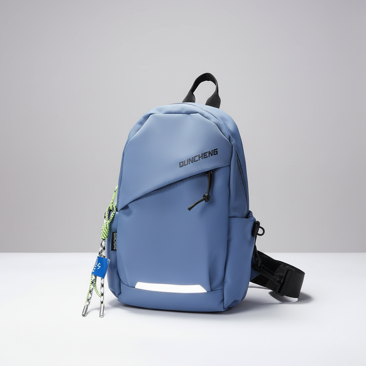Unisex Schultertasche Waylen, gefüllt mit Handy, Geldbörse & Schlüssel, zeigt Organisationstalent.