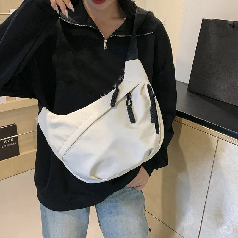 Dynamische Ansicht der Unisex Drift Crossbody-Tasche. Stilvoll und funktionell für Alltag & Freizeit.
