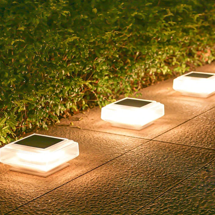 Solar-LED-Zaunleuchte für Pfosten. Gibt warmes, energiesparendes Gartenlicht. Wetterfest, mit Sensor.
