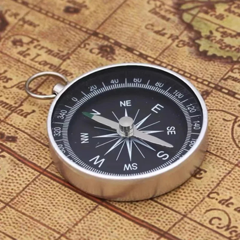 Mini-Taschenkompass als Schlüsselanhänger für zuverlässige Navigation bei jedem Outdoor-Trip.