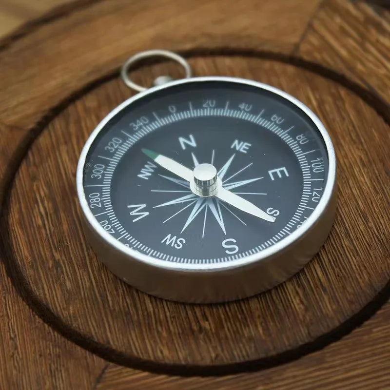 Präziser runder Outdoor-Kompass für Abenteurer; sorgt für sichere Orientierung auf Wanderungen.