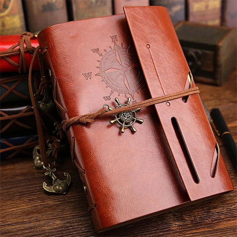 Geschenkidee: Retro Tagebuch aus PU-Leder, nachfüllbar, mit Kompass-Prägung. Für unvergessliche Reisen.