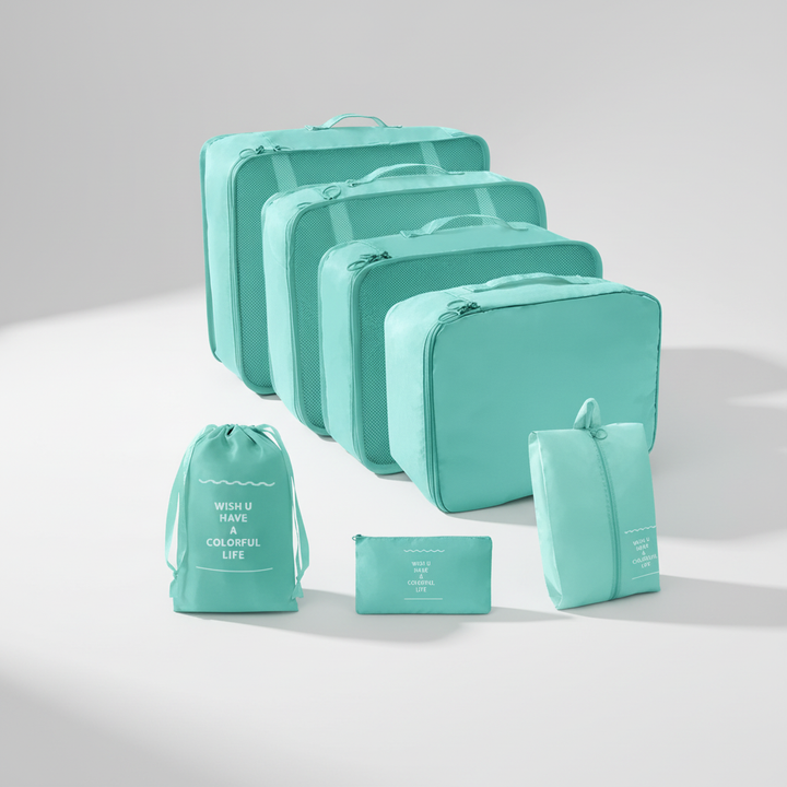 Packwürfel ordnet Kleidung im Koffer. Das Reisezubehör-Set schafft Übersicht & spart Platz für Reisen.