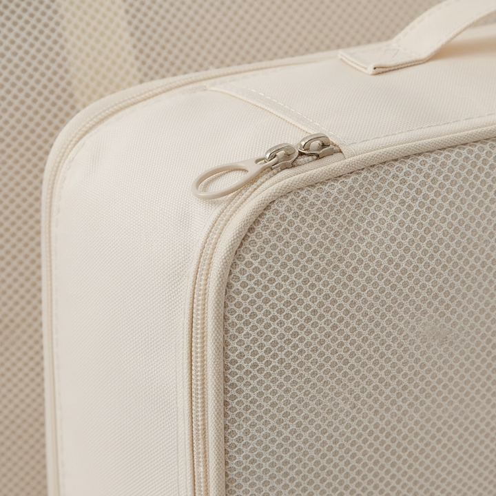 Nahaufnahme eines leeren Packwürfels aus Twillgewebe, zeigt die hochwertige Textur des Reisezubehörs.