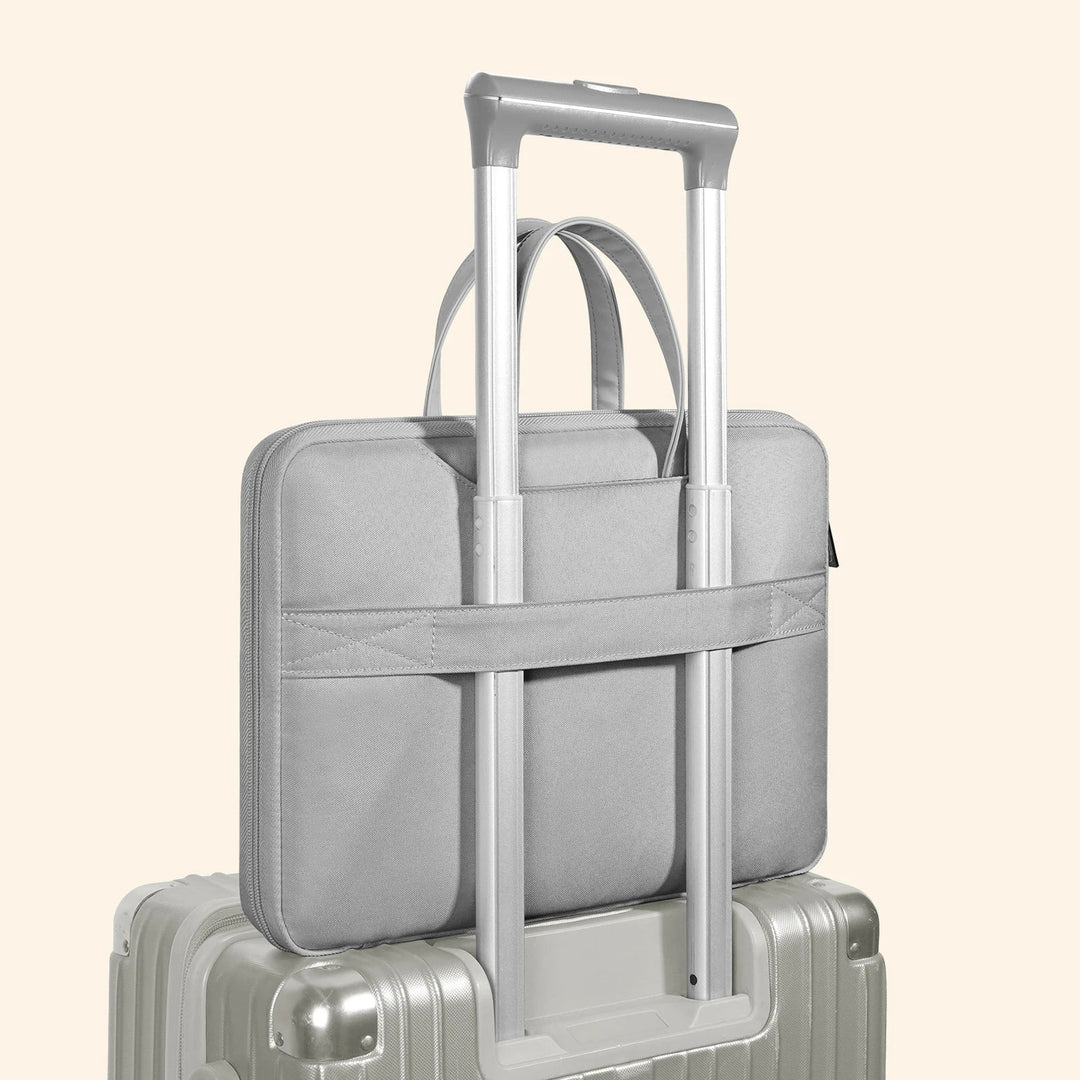 Ansicht der Laptop Aktentasche. Zeigt praktische Fächer als cleveren Organizer für Technik Zubehör.
