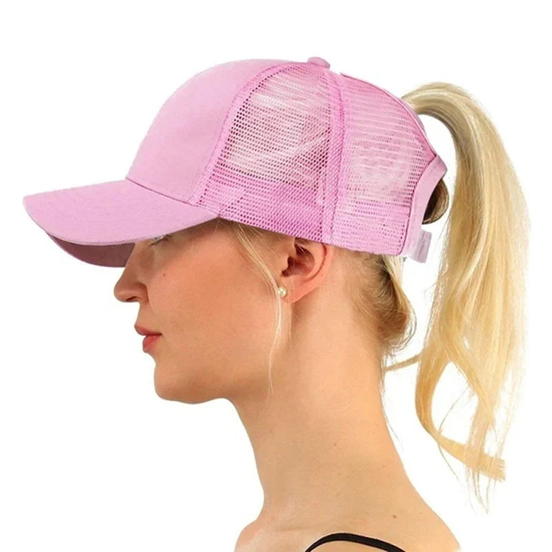 Bequeme Damen Sonnenhut-Alternative: Cap mit Pferdeschwanzöffnung, sehr stilvoll.