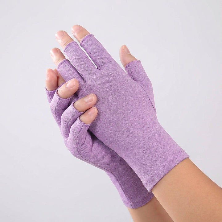 Grauer Halbfinger-Kompressionshandschuh für Schmerzlinderung bei Handschmerzen, ideal für den Alltag.