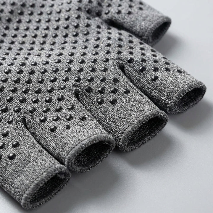 Person trägt grauen fingerlosen Kompressionshandschuh, fördert Schmerzlinderung bei täglichen Aktivitäten.