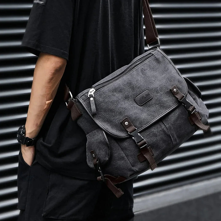 Hochwertige Vintage Canvas Messenger Tasche mit Lederakzenten & robusten Schnallen.