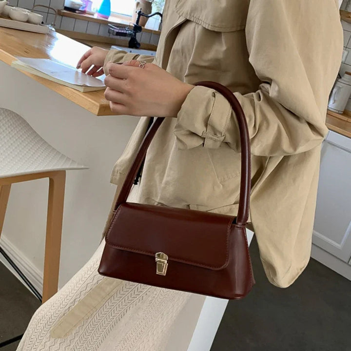 Damen Retro Schultertasche, kompakt und elegant mit Überschlag, ideal als Umhängetasche.