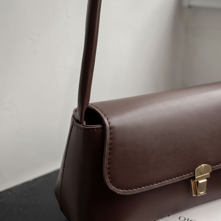 Klassische Retro Damen Handtasche in Vintage-Optik, kompakte Größe mit Überschlag.