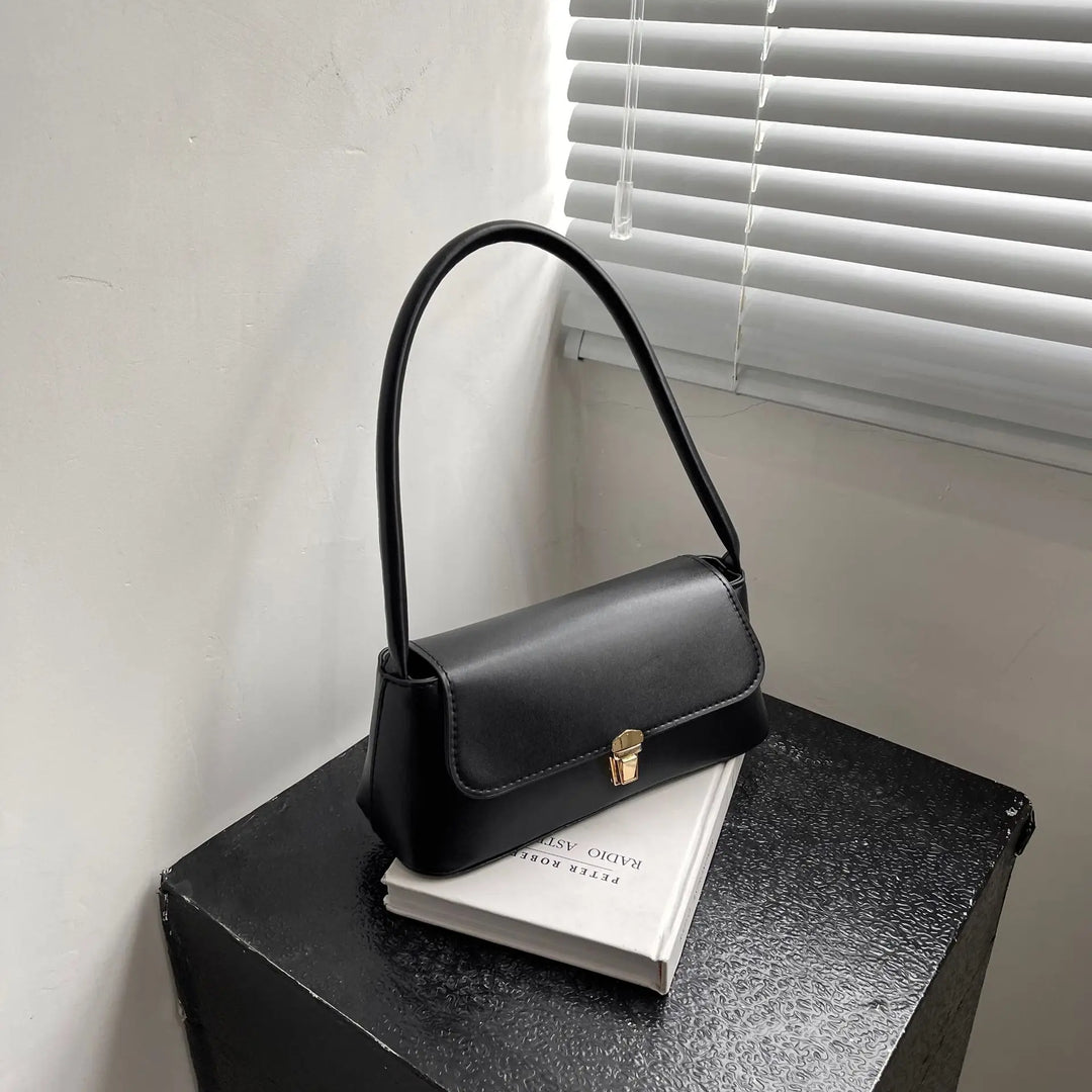 Alltagstaugliche Retro Damen Handtasche mit Überschlag, kompaktes Modeaccessoire.