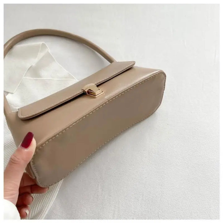 Kleine, kompakte Damen Retro Schultertasche mit Überschlag, ideale Größe für Essentials.