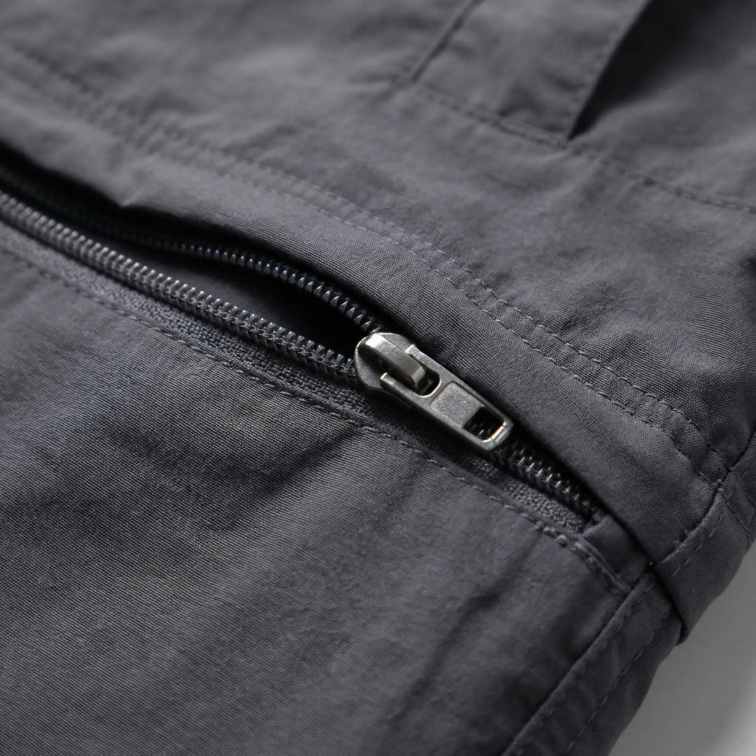 Anpassungsfähige Herren Sommerhose mit Zip-Off. Ideal für Wandern, Reisen & Outdoor-Sport.