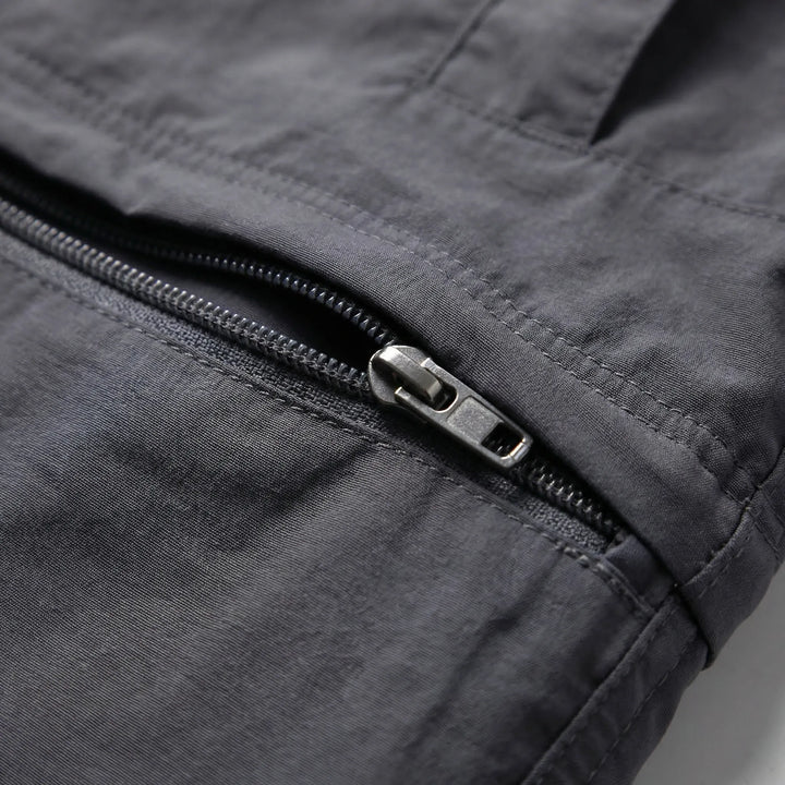 Anpassungsfähige Herren Sommerhose mit Zip-Off. Ideal für Wandern, Reisen & Outdoor-Sport.