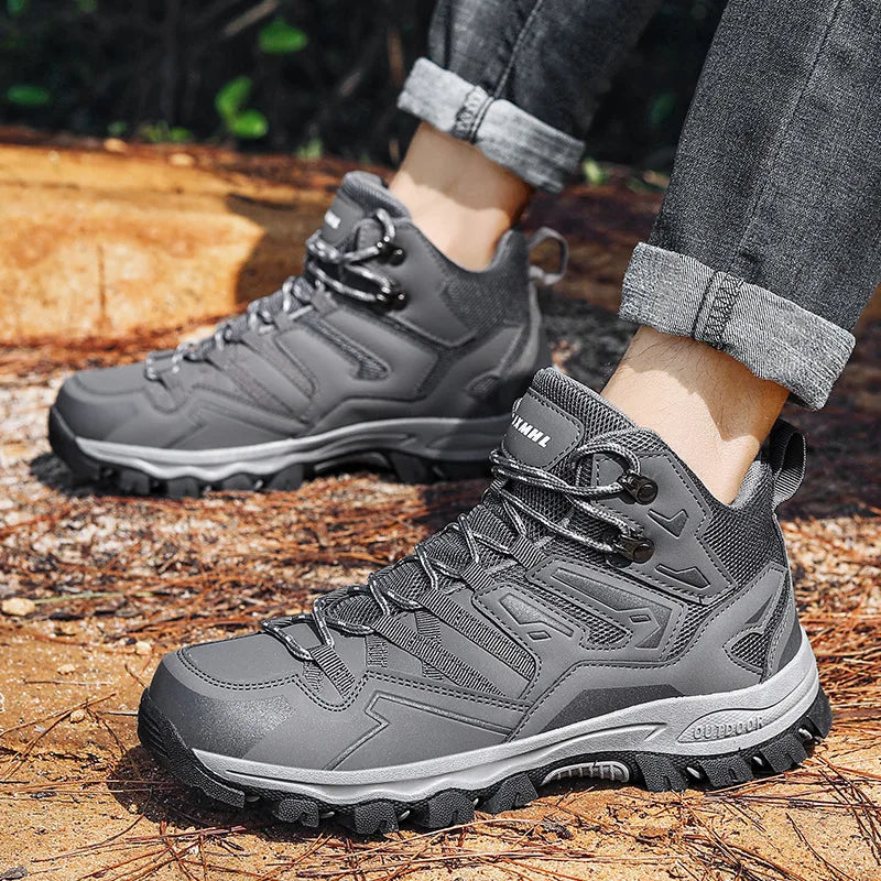 Frontansicht leichter, halbhoher Damen Wanderschuhe in Schwarz, ideal für Outdoor & Trail.
