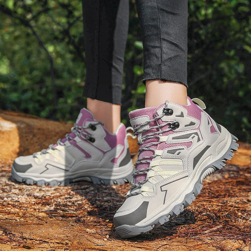 Damen Trekking-Schuhe, leicht & halbhoch, in Outdoor-Umgebung. Perfekt für Wanderungen.